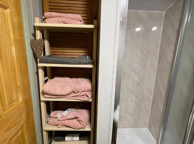 Oakley View Shepherds Hut With Hot Tub Chalet *