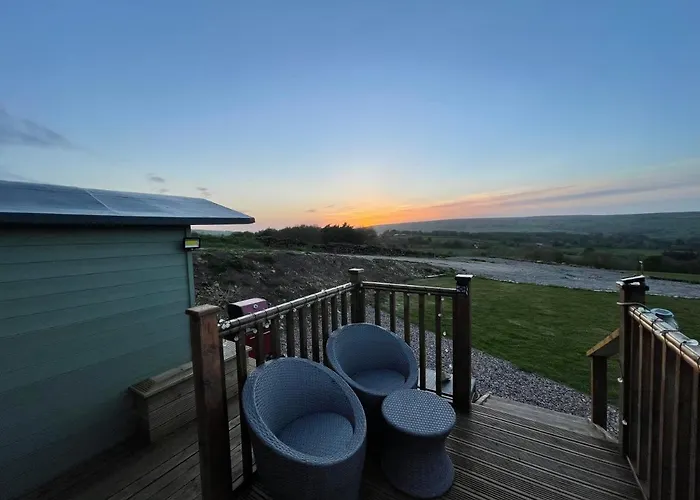 Oakley View Shepherds Hut With Hot Tub Chalet