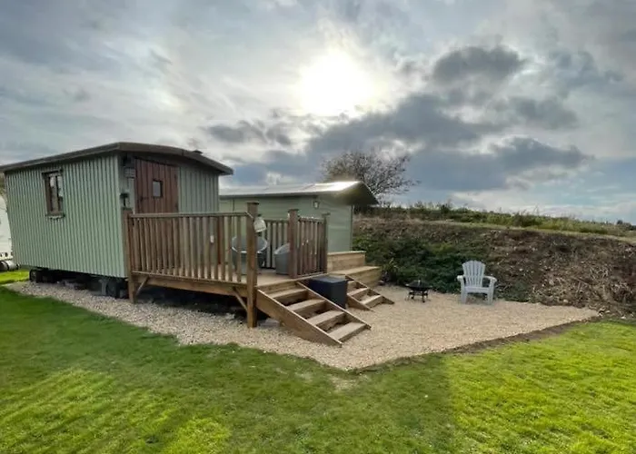 Oakley View Shepherds Hut With Hot Tub Chalet