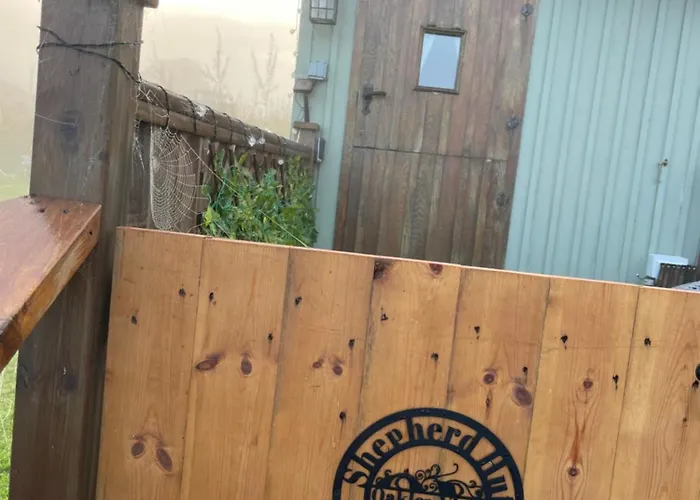 Oakley View Shepherds Hut With Hot Tub