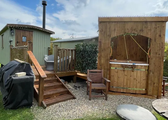 Oakley View Shepherds Hut With Hot Tub Chalet