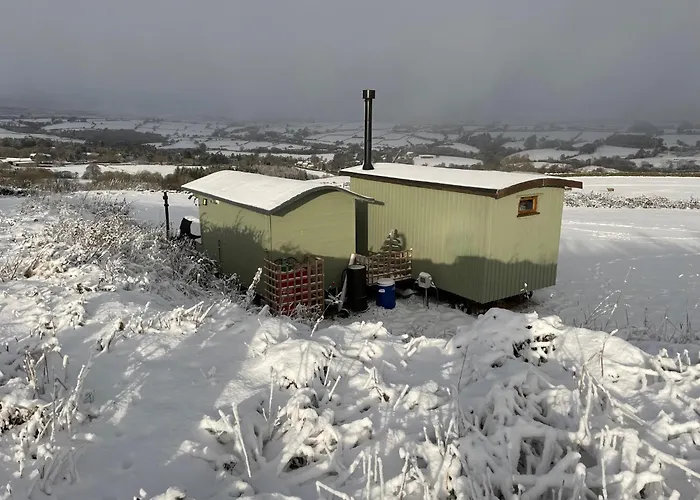 Oakley View Shepherds Hut With Hot Tub Chalet