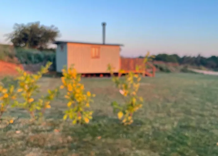 Oakley View Shepherds Hut With Hot Tub *