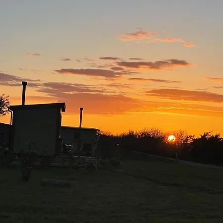 木屋 Oakley View Shepherds Hut With Hot Tub 惠特比