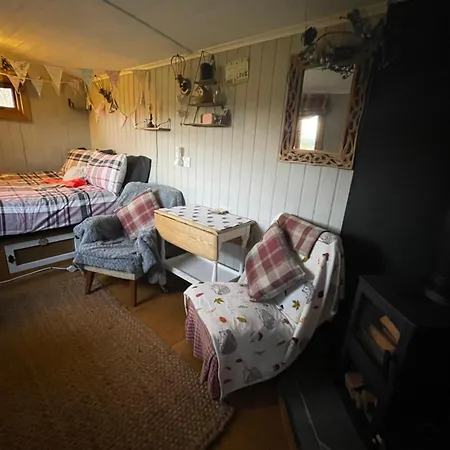 Oakley View Shepherds Hut With Hot Tub 木屋 惠特比