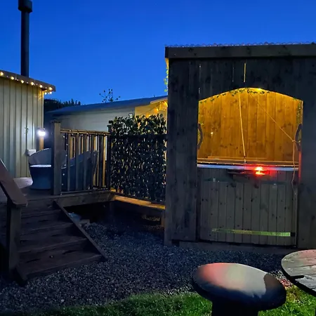 Chalet Oakley View Shepherds Hut With Hot Tub *