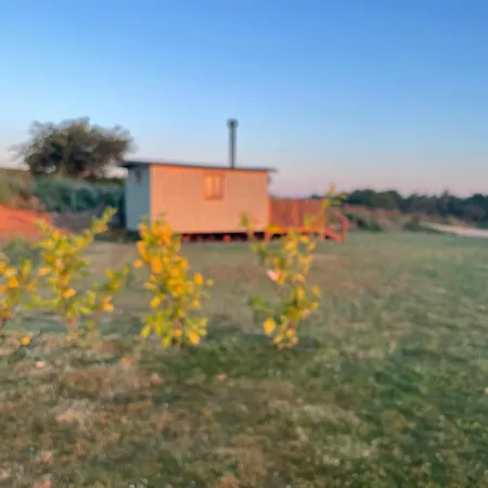 Oakley View Shepherds Hut With Hot Tub *